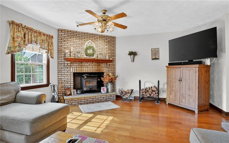 17 Mulberry Ct, Coal Center, 15423, 4 Bedrooms Bedrooms, 8 Rooms Rooms,2.1 BathroomsBathrooms,Residential,For Sale,Mulberry Ct,1721214
