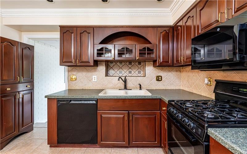 4045 Blue Willow, Irwin, 15642, 2 Bedrooms Bedrooms, 10 Rooms Rooms,2 BathroomsBathrooms,Residential,For Sale,Blue Willow,1711589