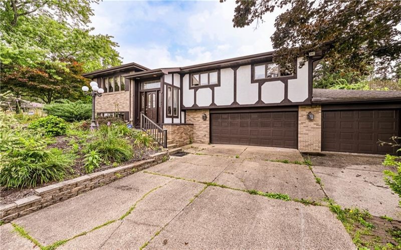 4045 Blue Willow, Irwin, 15642, 2 Bedrooms Bedrooms, 10 Rooms Rooms,2 BathroomsBathrooms,Residential,For Sale,Blue Willow,1711589