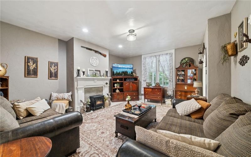 1200 Hahntown Wendel Rd, Irwin, 15642, 3 Bedrooms Bedrooms, 12 Rooms Rooms,2.1 BathroomsBathrooms,Residential,For Sale,Hahntown Wendel Rd,1721909