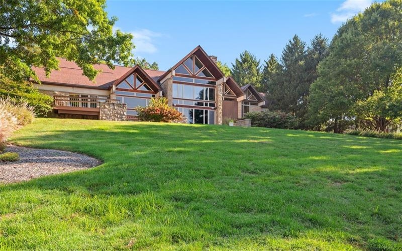 311 Hillcrest Dr, New Kensington, 15068, 5 Bedrooms Bedrooms, ,4.1 BathroomsBathrooms,Residential,For Sale,Hillcrest Dr,1722543
