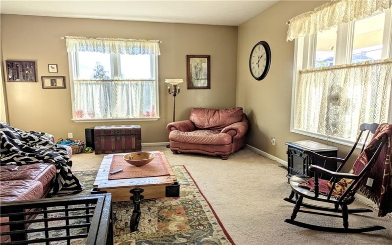 220 Overholt Dr, Scottdale, 15683, 3 Bedrooms Bedrooms, 9 Rooms Rooms,2.1 BathroomsBathrooms,Residential,For Sale,Overholt Dr,1747712
