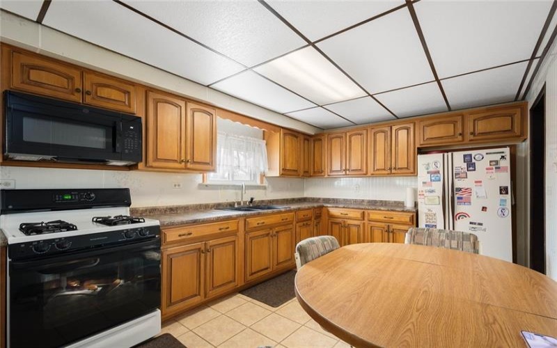 17 Hickory St, Burgettstown, 15021, 2 Bedrooms Bedrooms, ,1 BathroomBathrooms,Residential,For Sale,Hickory St,1740357