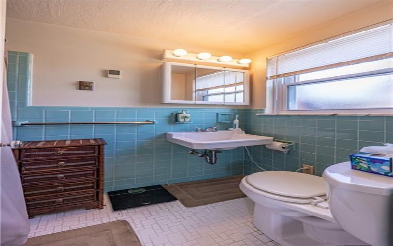 222 Glenview Dr, New Kensington, 15068, 4 Bedrooms Bedrooms, 11 Rooms Rooms,2.1 BathroomsBathrooms,Residential,For Sale,Glenview Dr,1746230