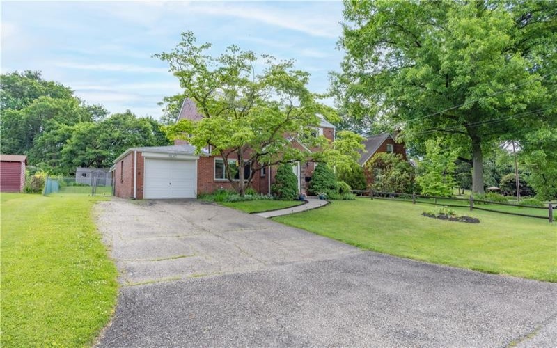 222 Glenview Dr, New Kensington, 15068, 4 Bedrooms Bedrooms, 11 Rooms Rooms,2.1 BathroomsBathrooms,Residential,For Sale,Glenview Dr,1746230