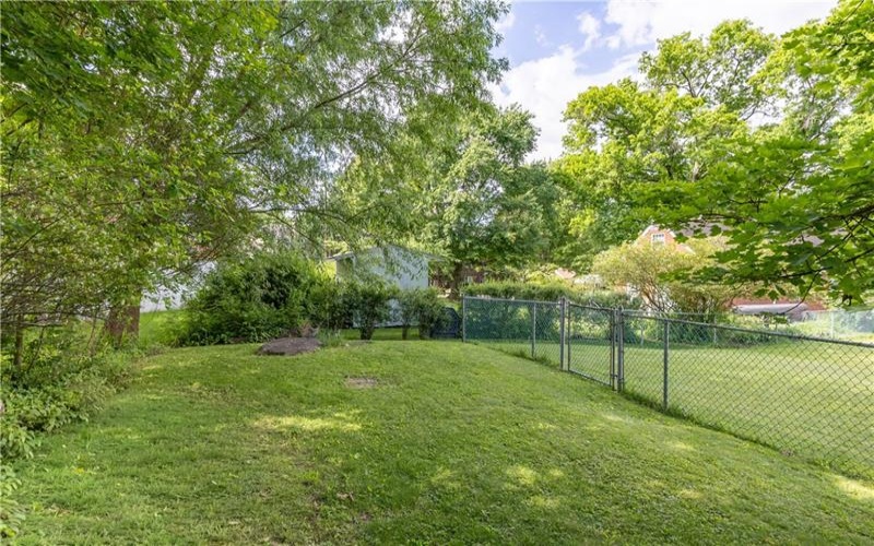 222 Glenview Dr, New Kensington, 15068, 4 Bedrooms Bedrooms, 11 Rooms Rooms,2.1 BathroomsBathrooms,Residential,For Sale,Glenview Dr,1746230