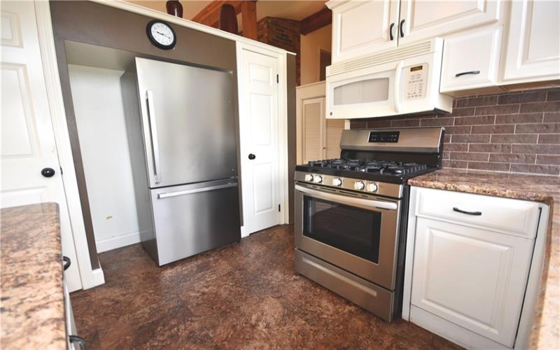 327 Wayne St, Claysville, 15323, 4 Bedrooms Bedrooms, 9 Rooms Rooms,2.1 BathroomsBathrooms,Residential,For Sale,Wayne St,1746368