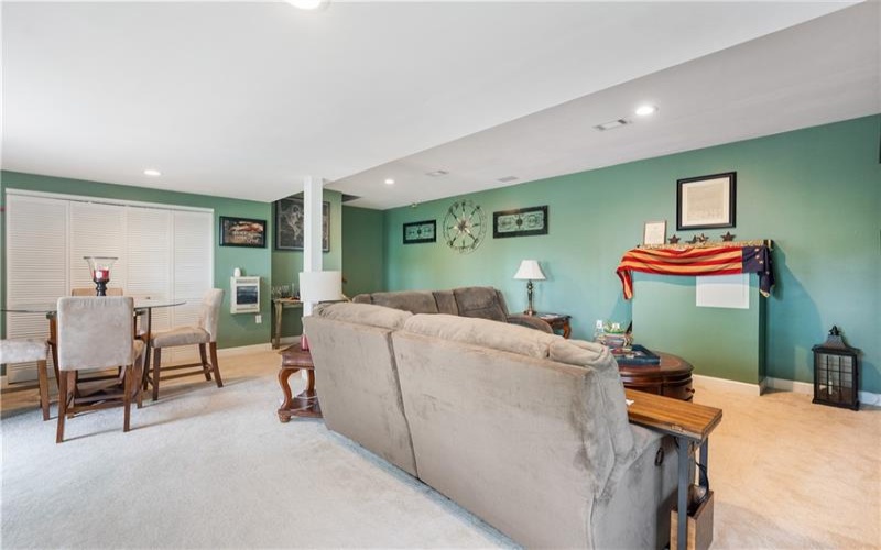 132 Edgewood Dr, New Stanton, 15672, 3 Bedrooms Bedrooms, 9 Rooms Rooms,2.1 BathroomsBathrooms,Residential,For Sale,Edgewood Dr,1736240
