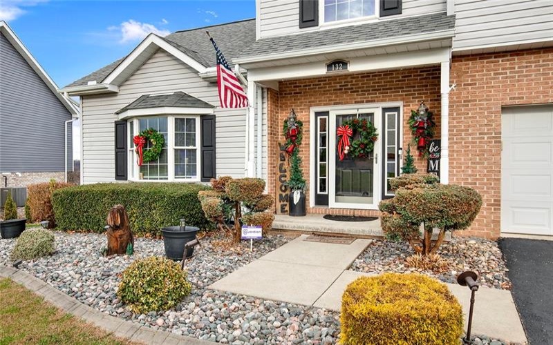 132 Edgewood Dr, New Stanton, 15672, 3 Bedrooms Bedrooms, 9 Rooms Rooms,2.1 BathroomsBathrooms,Residential,For Sale,Edgewood Dr,1736240