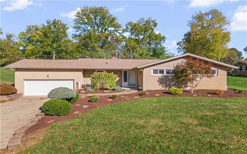 106 Stratford Drive, McMurray, 15317, 3 Bedrooms Bedrooms, 10 Rooms Rooms,3 BathroomsBathrooms,Residential,For Sale,Stratford Drive,1726047