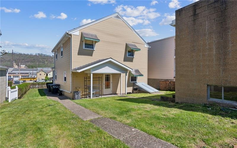 823 FALLOWFIELD AVE, CHARLEROI, 15022, 4 Bedrooms Bedrooms, 7 Rooms Rooms,1 BathroomBathrooms,Residential,For Sale,FALLOWFIELD AVE,1747660