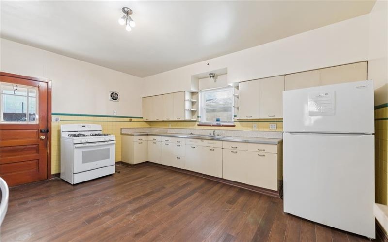 823 FALLOWFIELD AVE, CHARLEROI, 15022, 4 Bedrooms Bedrooms, 7 Rooms Rooms,1 BathroomBathrooms,Residential,For Sale,FALLOWFIELD AVE,1747660