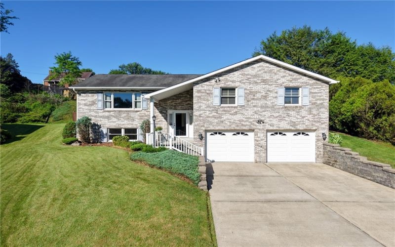 209 Falcon Ridge DRIVE, New Kensington, 15068, 3 Bedrooms Bedrooms, 9 Rooms Rooms,3 BathroomsBathrooms,Residential,For Sale,Falcon Ridge,1749550
