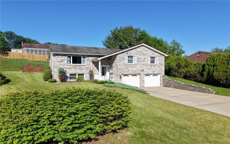 209 Falcon Ridge DRIVE, New Kensington, 15068, 3 Bedrooms Bedrooms, 9 Rooms Rooms,3 BathroomsBathrooms,Residential,For Sale,Falcon Ridge,1749550