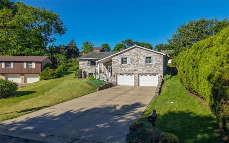209 Falcon Ridge DRIVE, New Kensington, 15068, 3 Bedrooms Bedrooms, 9 Rooms Rooms,3 BathroomsBathrooms,Residential,For Sale,Falcon Ridge,1749550
