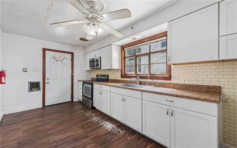 305 WASHINGTON AVE, CHARLEROI, 15022, 4 Bedrooms Bedrooms, 5 Rooms Rooms,1 BathroomBathrooms,Residential,For Sale,WASHINGTON AVE,1749573