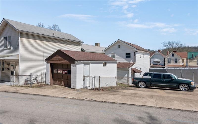 305 WASHINGTON AVE, CHARLEROI, 15022, 4 Bedrooms Bedrooms, 5 Rooms Rooms,1 BathroomBathrooms,Residential,For Sale,WASHINGTON AVE,1749573