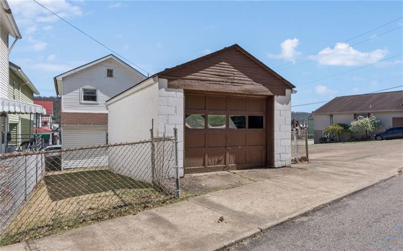 305 WASHINGTON AVE, CHARLEROI, 15022, 4 Bedrooms Bedrooms, 5 Rooms Rooms,1 BathroomBathrooms,Residential,For Sale,WASHINGTON AVE,1749573