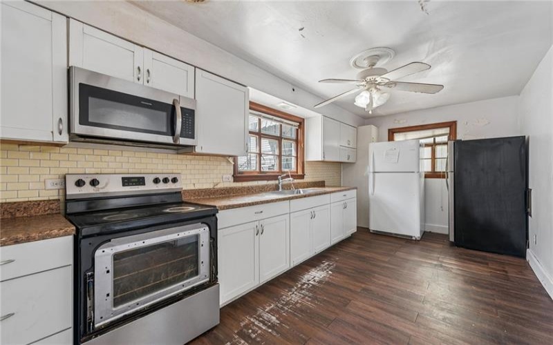 305 WASHINGTON AVE, CHARLEROI, 15022, 4 Bedrooms Bedrooms, 5 Rooms Rooms,1 BathroomBathrooms,Residential,For Sale,WASHINGTON AVE,1749573