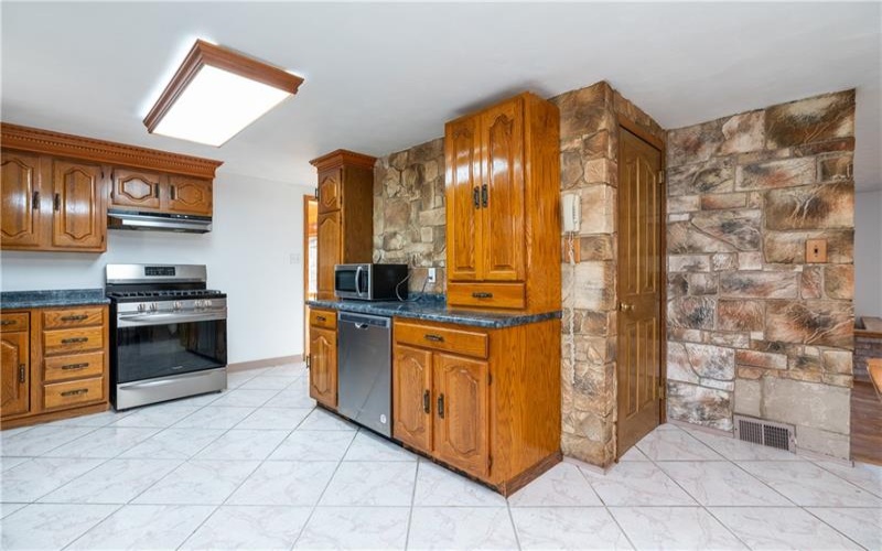 737 Courtview, Greensburgh, 15601, 3 Bedrooms Bedrooms, 9 Rooms Rooms,3 BathroomsBathrooms,Residential,For Sale,Courtview,1749729