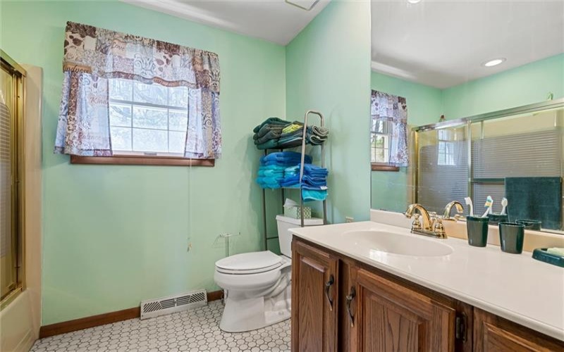 1242 La Belle Vue Rd, Vandergrift, 15690, 3 Bedrooms Bedrooms, 8 Rooms Rooms,2 BathroomsBathrooms,Residential,For Sale,La Belle Vue Rd,1750372