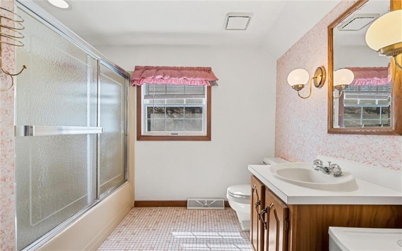 1242 La Belle Vue Rd, Vandergrift, 15690, 3 Bedrooms Bedrooms, 8 Rooms Rooms,2 BathroomsBathrooms,Residential,For Sale,La Belle Vue Rd,1750372