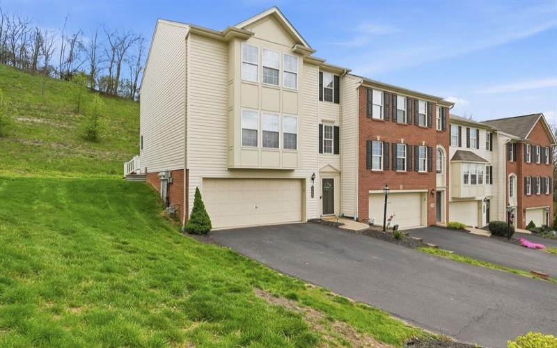220 Maple Ridge Drive, Canonsburg, 15317, 3 Bedrooms Bedrooms, ,2.1 BathroomsBathrooms,Residential,For Sale,Maple Ridge Drive,1748949