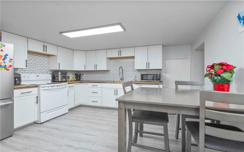 430 1/2 Glass Alley, Houston, 15342, 2 Bedrooms Bedrooms, 5 Rooms Rooms,1 BathroomBathrooms,Residential,For Sale,Glass Alley,1749359