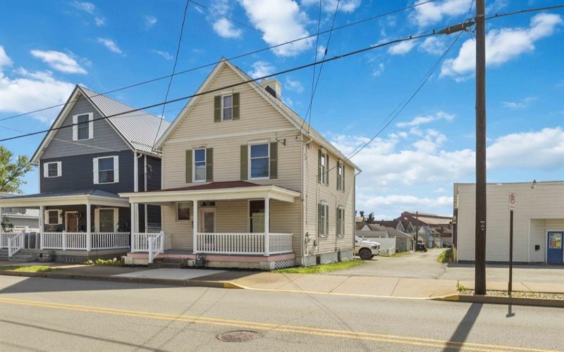 1607 Ligonier STREET, Latrobe, 15650, 4 Bedrooms Bedrooms, ,1.1 BathroomsBathrooms,Residential,For Sale,Ligonier,1751579