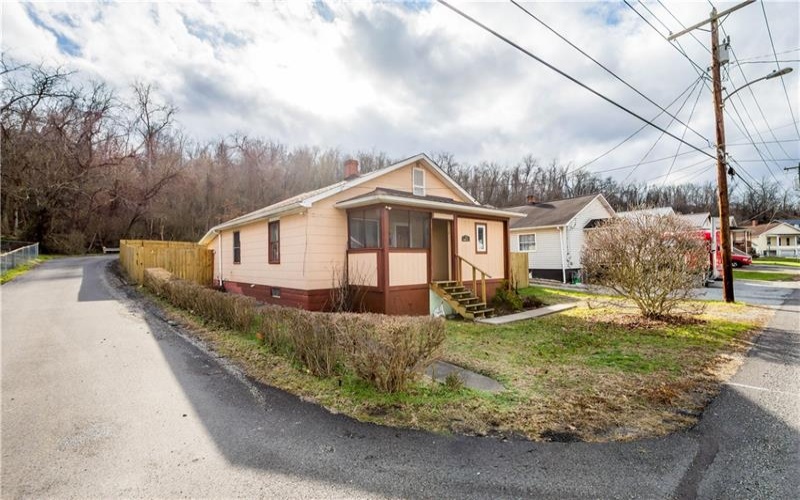 201 Brown Street, Brownsville, 15417, 2 Bedrooms Bedrooms, 5 Rooms Rooms,1 BathroomBathrooms,Residential,For Sale,Brown Street,1735723