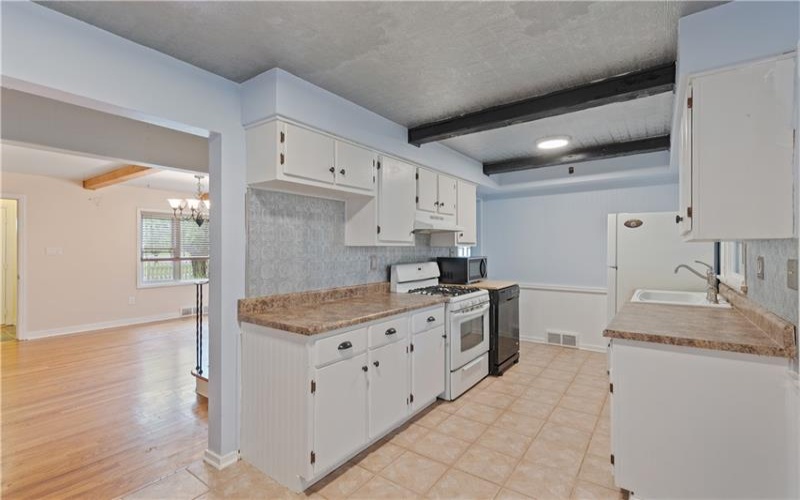 126 Allison Ave, Houston, 15342, 2 Bedrooms Bedrooms, 8 Rooms Rooms,1.1 BathroomsBathrooms,Residential,For Sale,Allison Ave,1752123