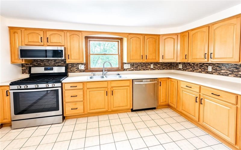 504 Maple St, Jeannette, 15644, 3 Bedrooms Bedrooms, 10 Rooms Rooms,3.1 BathroomsBathrooms,Residential,For Sale,Maple St,1751961