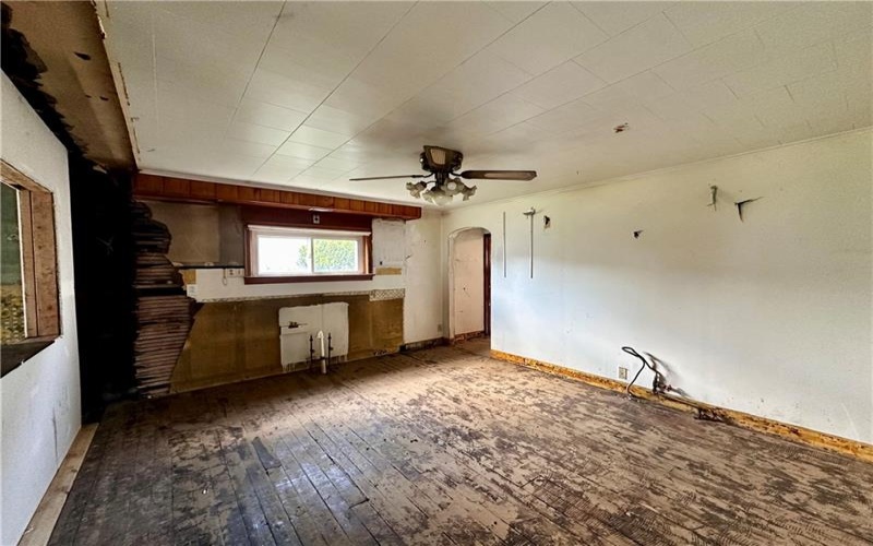 109 Pittsburgh Rd, Bentleyville, 15314, 4 Bedrooms Bedrooms, 8 Rooms Rooms,2 BathroomsBathrooms,Residential,For Sale,Pittsburgh Rd,1752736