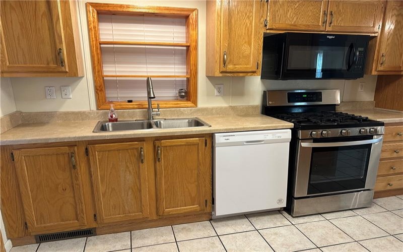 1021 St Clair St, Latrobe, 15650, 2 Bedrooms Bedrooms, 7 Rooms Rooms,2 BathroomsBathrooms,Residential,For Sale,St Clair St,1752950