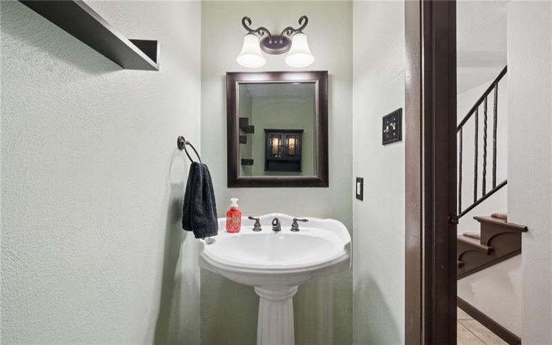 24 Waverly Drive, Greensburg, 15601, 3 Bedrooms Bedrooms, 11 Rooms Rooms,2.1 BathroomsBathrooms,Residential,For Sale,Waverly Drive,1753004