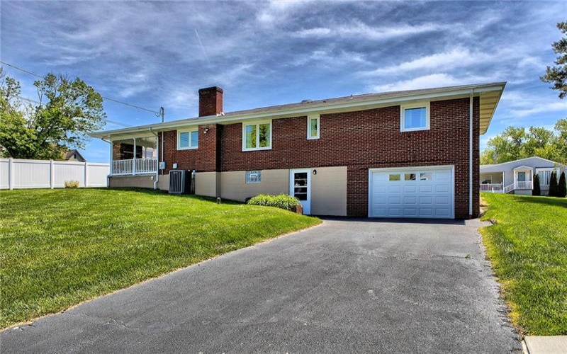 90 Penn Avenue, Irwin, 15642, 2 Bedrooms Bedrooms, 8 Rooms Rooms,1.1 BathroomsBathrooms,Residential,For Sale,Penn Avenue,1753742