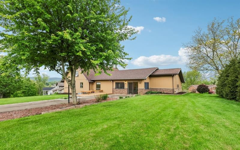 128 Southwood DRIVE, Uniontown, 15401, 4 Bedrooms Bedrooms, 9 Rooms Rooms,3 BathroomsBathrooms,Residential,For Sale,Southwood,1753868