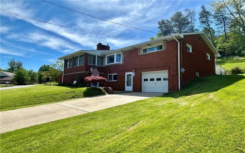 804 Redwood Dr, Mc Donald, 15057, 3 Bedrooms Bedrooms, 11 Rooms Rooms,2 BathroomsBathrooms,Residential,For Sale,Redwood Dr,1754025