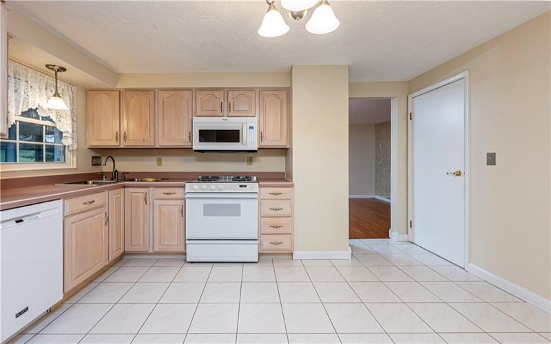 52 Greenview Dr, Jeannette, 15644, 4 Bedrooms Bedrooms, 10 Rooms Rooms,2.1 BathroomsBathrooms,Residential,For Sale,Greenview Dr,1739550
