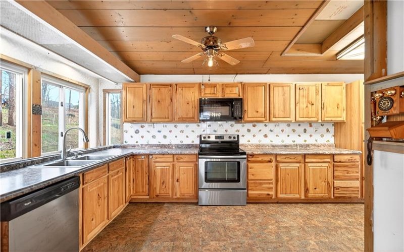 15 Montour St, Canonsburg, 15317, 6 Bedrooms Bedrooms, 9 Rooms Rooms,2 BathroomsBathrooms,Residential,For Sale,Montour St,1743434