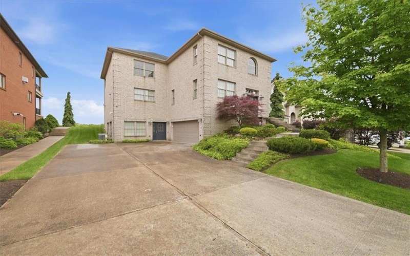 1043 Blackthorne Dr, Jeannette, 15644, 3 Bedrooms Bedrooms, 10 Rooms Rooms,2.2 BathroomsBathrooms,Residential,For Sale,Blackthorne Dr,1754467