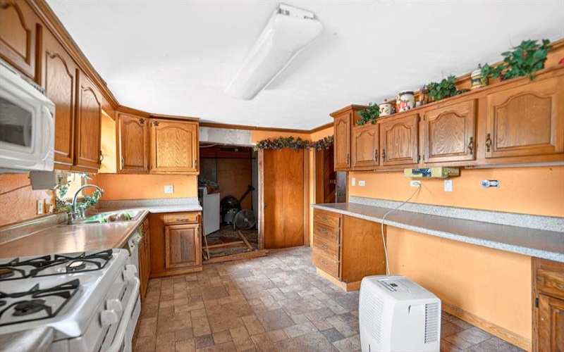 571 MAIN STREET, NORTH HUNTINGDON, 15642, 3 Bedrooms Bedrooms, 10 Rooms Rooms,2 BathroomsBathrooms,Residential,For Sale,MAIN STREET,1754921