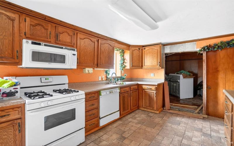 571 MAIN STREET, NORTH HUNTINGDON, 15642, 3 Bedrooms Bedrooms, 10 Rooms Rooms,2 BathroomsBathrooms,Residential,For Sale,MAIN STREET,1754921