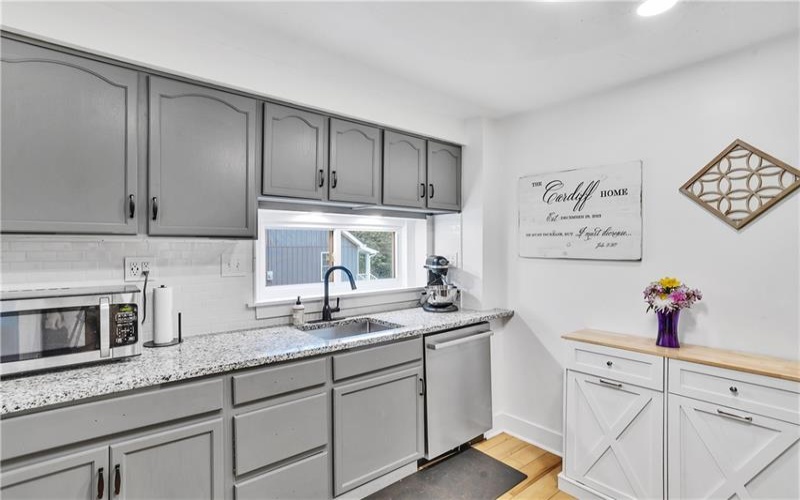 7661 Pennsylvania Ave, Irwin, 15642, 3 Bedrooms Bedrooms, 9 Rooms Rooms,3 BathroomsBathrooms,Residential,For Sale,Pennsylvania Ave,1755172