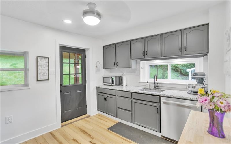 7661 Pennsylvania Ave, Irwin, 15642, 3 Bedrooms Bedrooms, 9 Rooms Rooms,3 BathroomsBathrooms,Residential,For Sale,Pennsylvania Ave,1755172