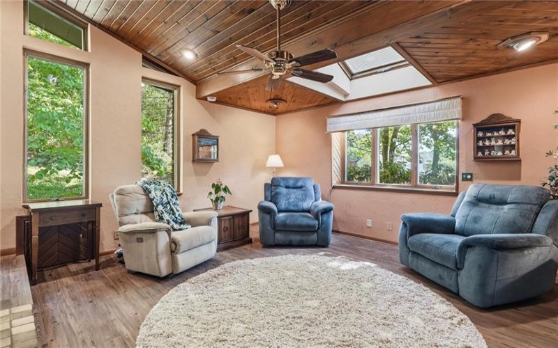 107 Jeanine Ct., Trafford, 15085, 3 Bedrooms Bedrooms, 11 Rooms Rooms,2.1 BathroomsBathrooms,Residential,For Sale,Jeanine Ct.,1756952