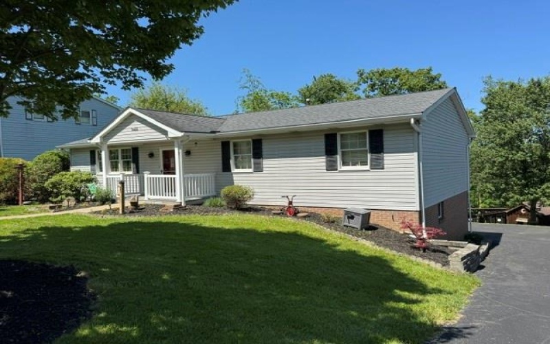 200 Bonita Dr, Greensburg, 15601, 3 Bedrooms Bedrooms, 8 Rooms Rooms,2.1 BathroomsBathrooms,Residential,For Sale,Bonita Dr,1757359