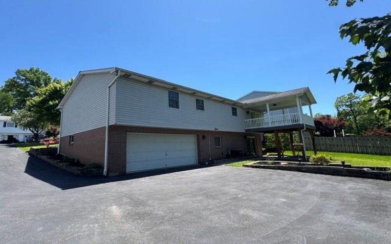 200 Bonita Dr, Greensburg, 15601, 3 Bedrooms Bedrooms, 8 Rooms Rooms,2.1 BathroomsBathrooms,Residential,For Sale,Bonita Dr,1757359