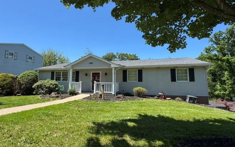 200 Bonita Dr, Greensburg, 15601, 3 Bedrooms Bedrooms, 8 Rooms Rooms,2.1 BathroomsBathrooms,Residential,For Sale,Bonita Dr,1757359