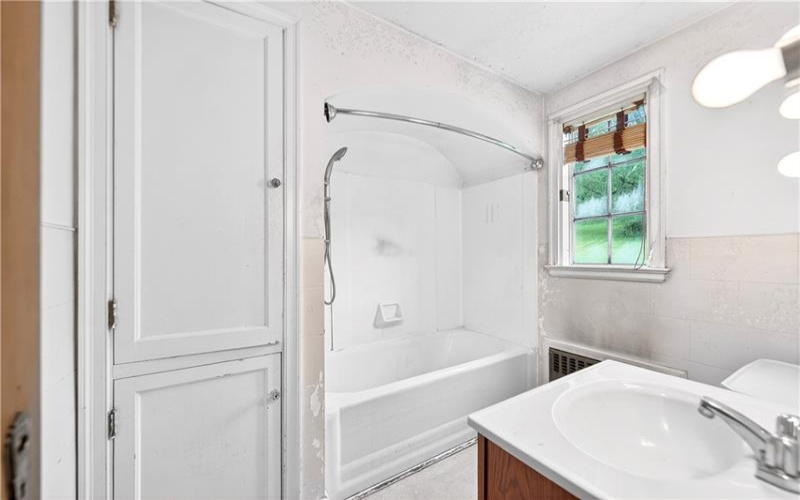900 WASHINGTON ROAD, Washington, 15301, 3 Bedrooms Bedrooms, 10 Rooms Rooms,1.1 BathroomsBathrooms,Residential,For Sale,WASHINGTON ROAD,1755822